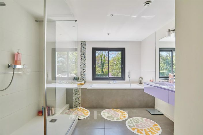 Image No.12-5 Bed House for sale