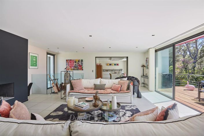 Image No.8-5 Bed House for sale