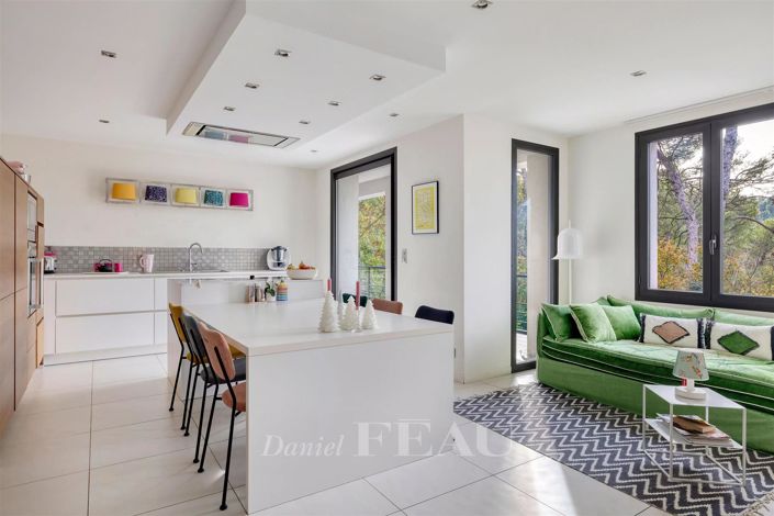 Image No.9-5 Bed House for sale