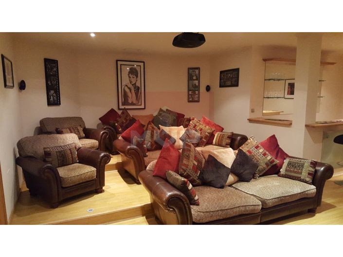 Image No.24-8 Bed House for sale