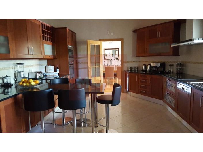 Image No.8-8 Bed House for sale