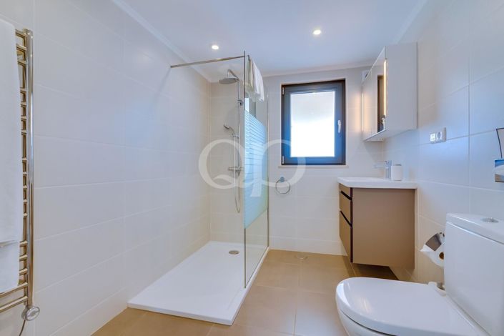 Image No.18-8 Bed House for sale