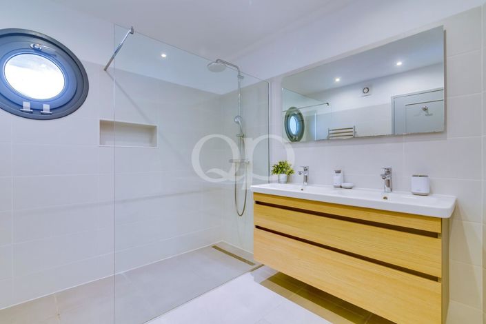 Image No.32-8 Bed House for sale