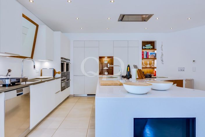 Image No.40-8 Bed House for sale