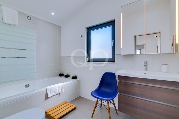 Image No.51-8 Bed House for sale