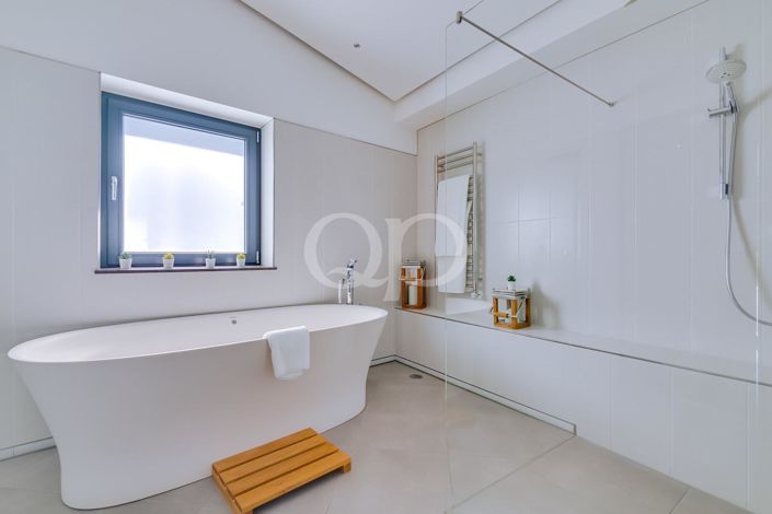 Image No.9-8 Bed House for sale