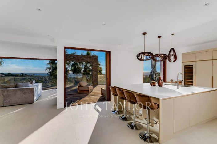 Image No.7-7 Bed House for sale