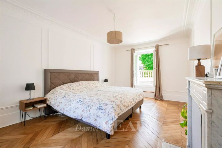 Image No.8-5 Bed House for sale