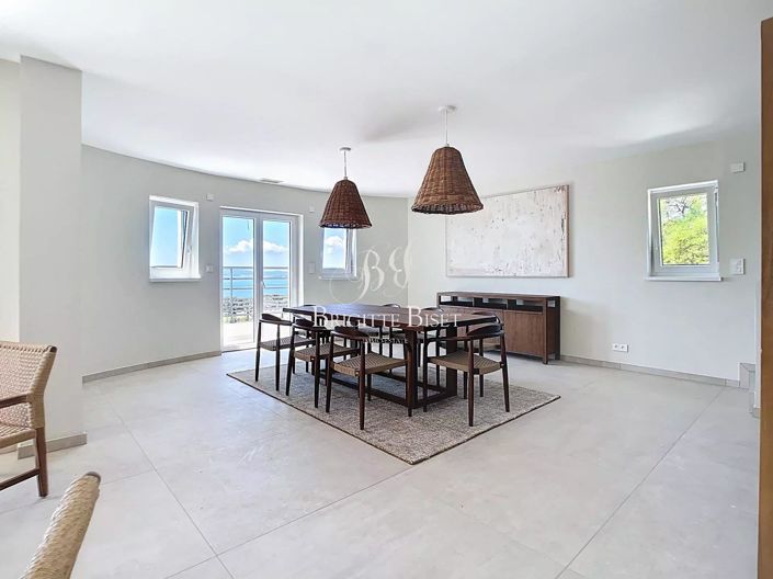 Image No.6-5 Bed House for sale