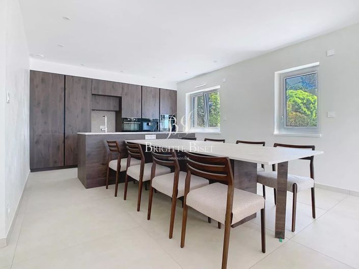 Image No.8-5 Bed House for sale