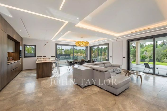 Image No.2-4 Bed House for sale