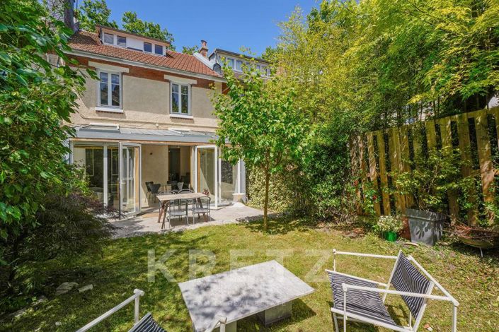 Image No.1-4 Bed House for sale