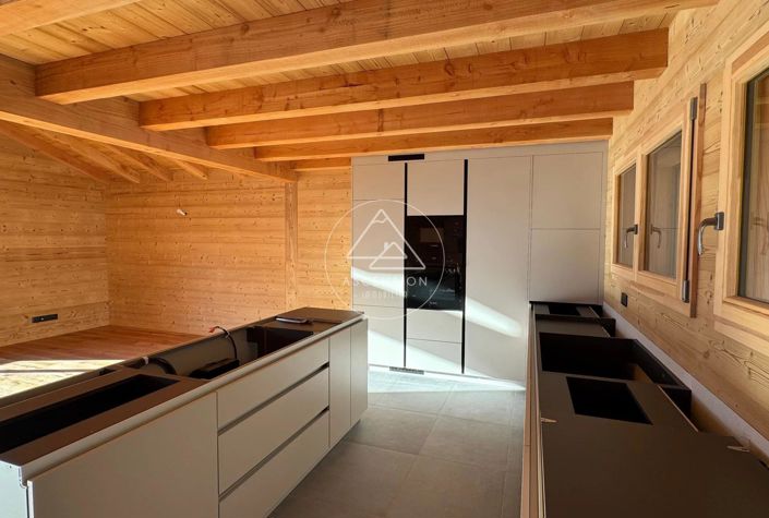 Image No.8-5 Bed House for sale