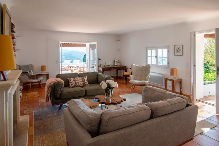 Image No.8-5 Bed House for sale