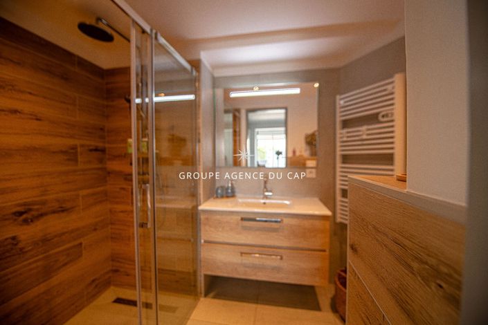 Image No.10-5 Bed House for sale