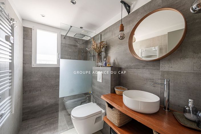 Image No.7-5 Bed House for sale