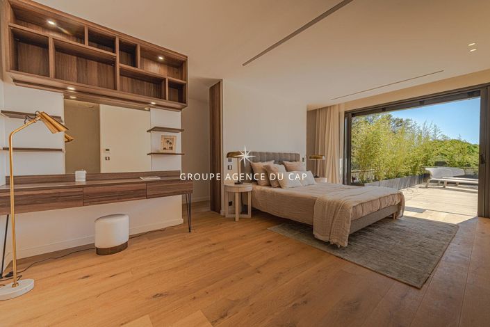 Image No.12-4 Bed House for sale