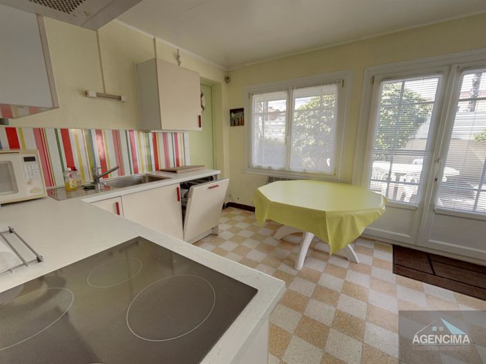 Image No.9-5 Bed House for sale