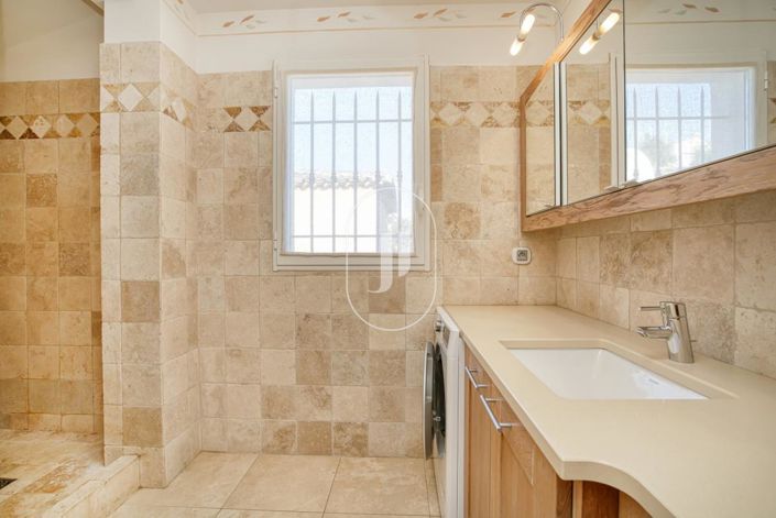 Image No.8-3 Bed House for sale