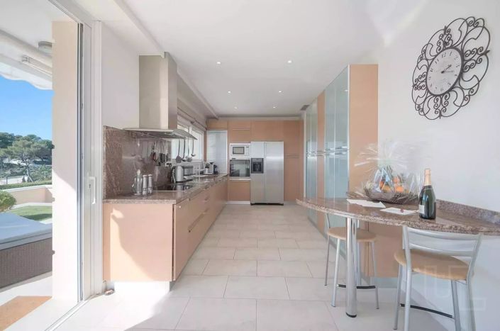 Image No.8-5 Bed House for sale