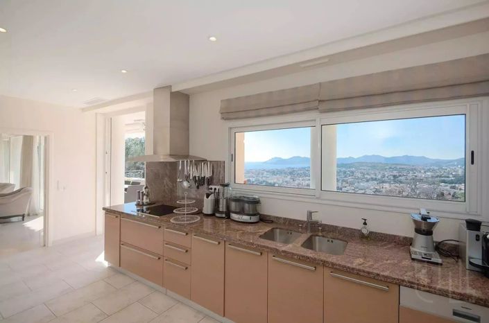 Image No.9-5 Bed House for sale