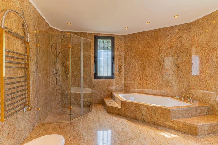 Image No.17-6 Bed House for sale