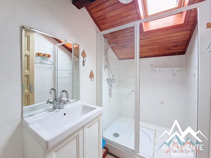 Image No.8-5 Bed House for sale