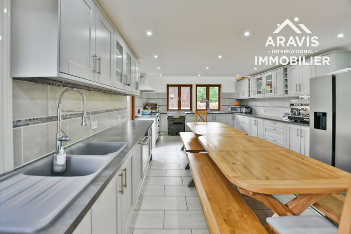 Image No.7-6 Bed House for sale