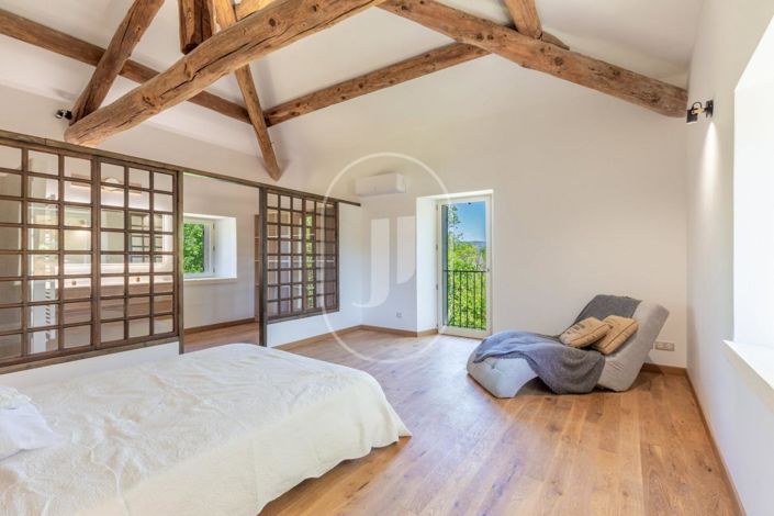 Image No.10-8 Bed Property for sale