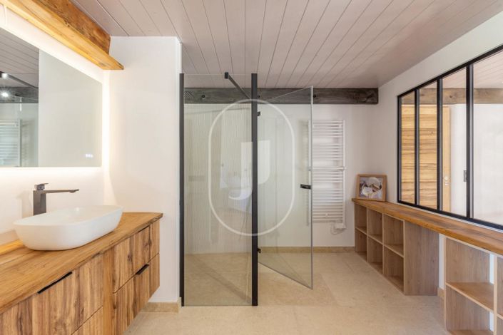 Image No.11-8 Bed Property for sale