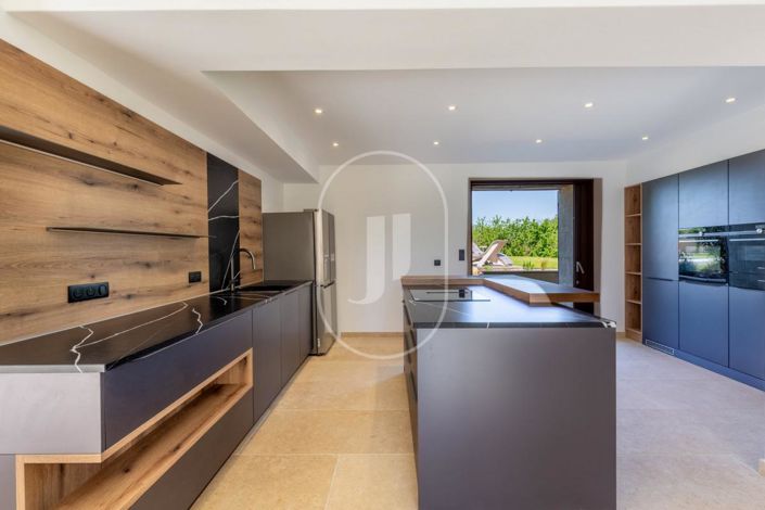 Image No.4-8 Bed Property for sale