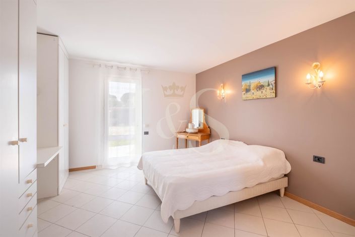 Image No.7-7 Bed House for sale