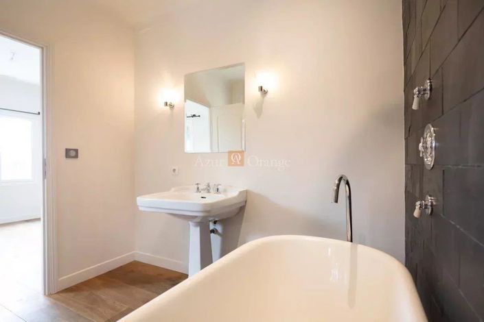 Image No.17-6 Bed House for sale