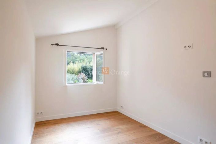 Image No.24-6 Bed House for sale