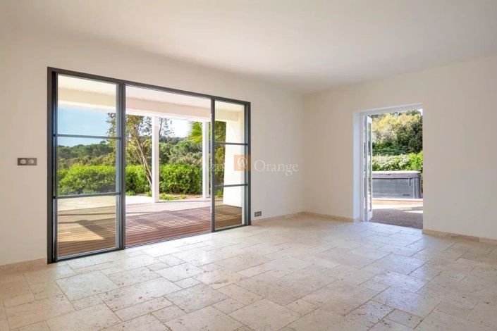 Image No.6-6 Bed House for sale