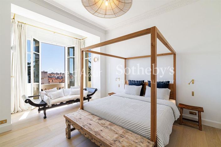 Image No.12-5 Bed Property for sale