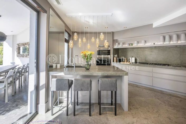 Image No.9-5 Bed House for sale