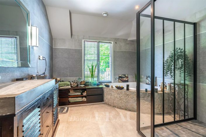 Image No.17-6 Bed House for sale