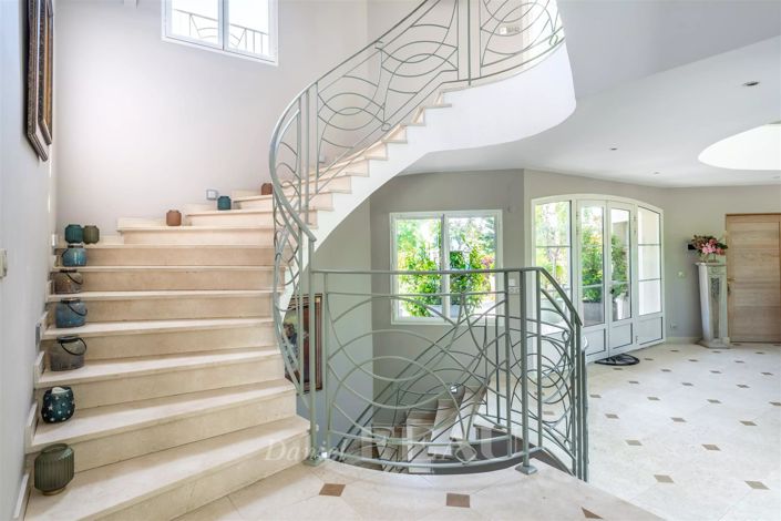 Image No.18-6 Bed House for sale