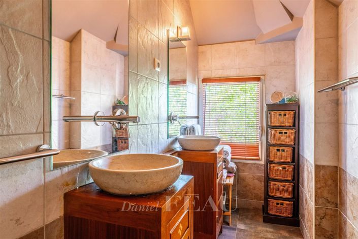 Image No.28-6 Bed House for sale