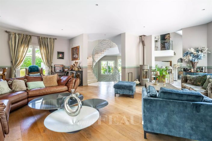 Image No.3-6 Bed House for sale