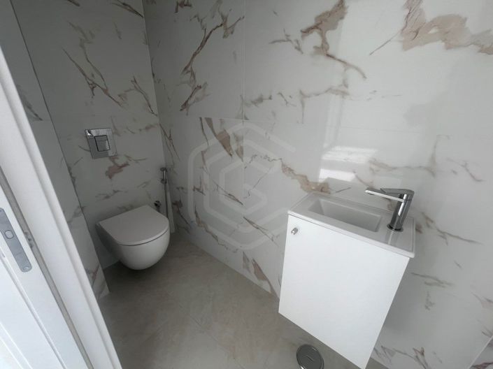 Image No.10-3 Bed House for sale