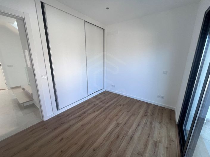 Image No.15-3 Bed House for sale