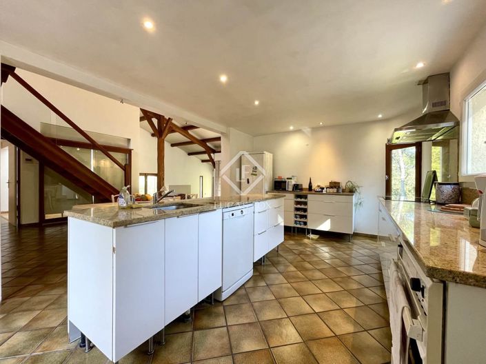 Image No.16-5 Bed House for sale