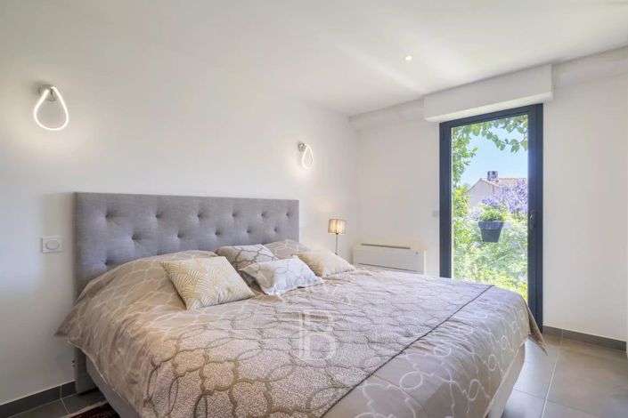 Image No.5-6 Bed House for sale