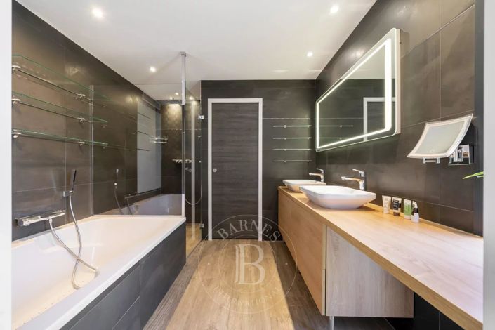 Image No.6-6 Bed House for sale