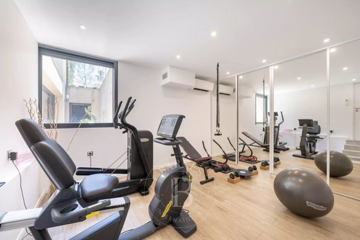 Image No.9-6 Bed House for sale