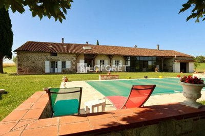 1 - Agen, Property