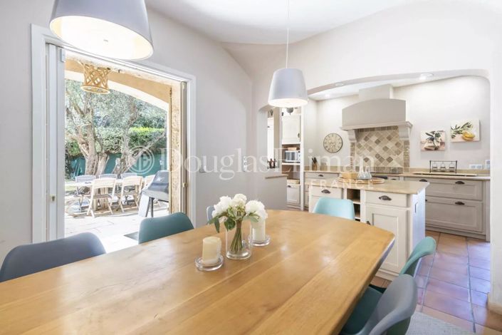 Image No.5-6 Bed House for sale