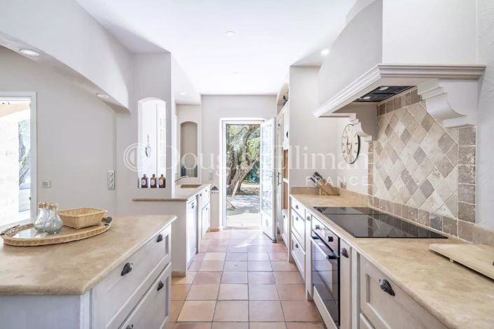 Image No.6-6 Bed House for sale